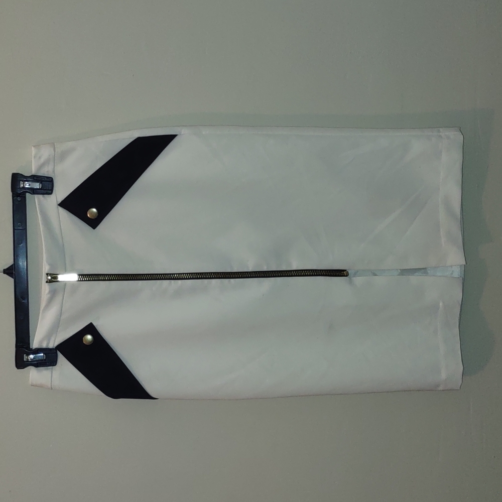 Worthington pearl skirt with black pocket covers